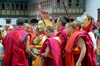 Eine der acht Erscheinungsformen mit wei�er Maske, umrahmt von M�nchen